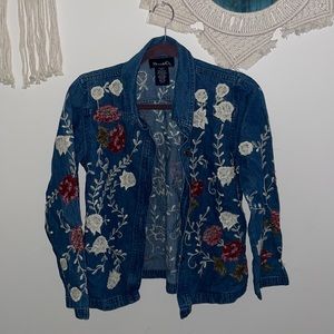 Floral denim jacket. Size Xs but fits like a M❤️‍🔥